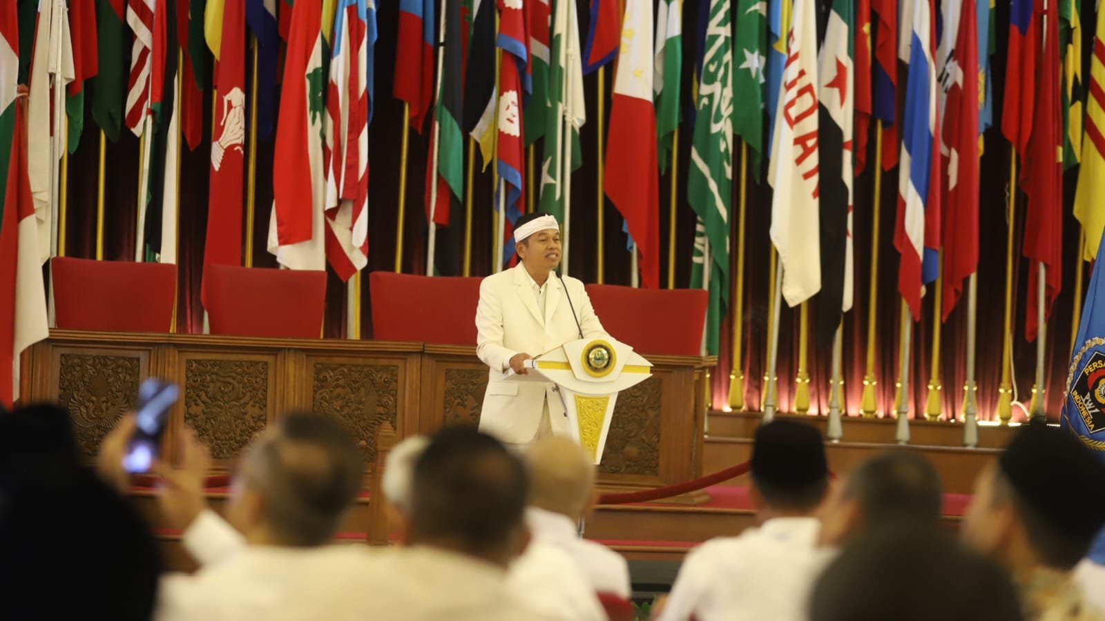 Gubernur Jawa Barat Dedi Mulyadi saat menghadiri pelantikan Pengurus Persatuan Wartawan Indonesia (PWI). (dok PWI Jabar)