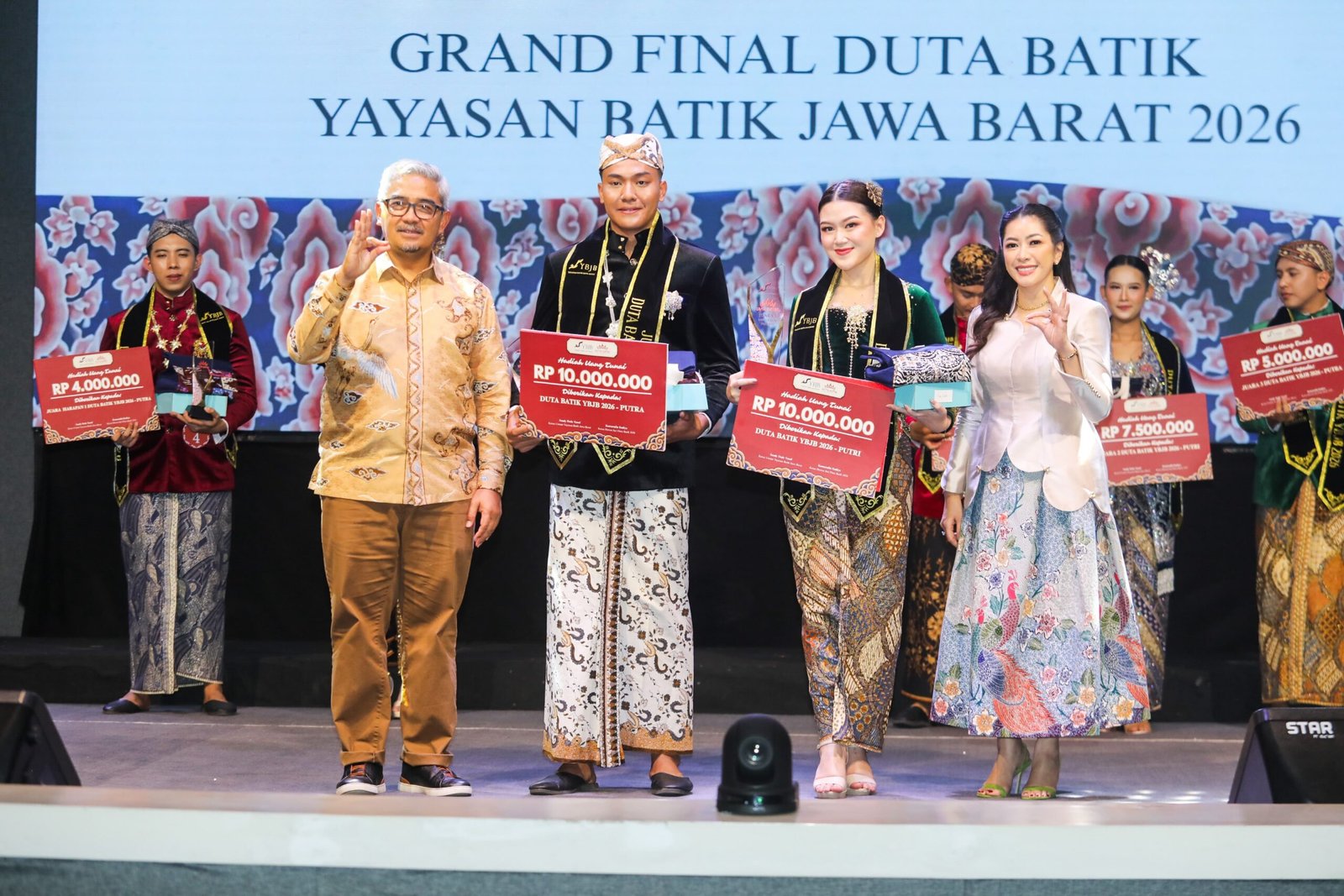 Ardelia Calluella Duta Batik Jawa Barat
