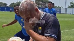 Telur, Tepung, dan Telor di Kepala Fisioterapis Persib