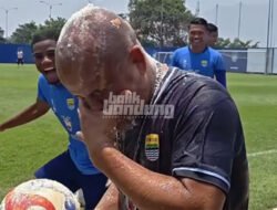 Telur, Tepung, dan Telor di Kepala Fisioterapis Persib