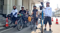 Tujuh Pesepeda Bandung Gowes ke Istana Negara, Desak Pemerintah Tetapkan Karhutla sebagai Bencana Nasional